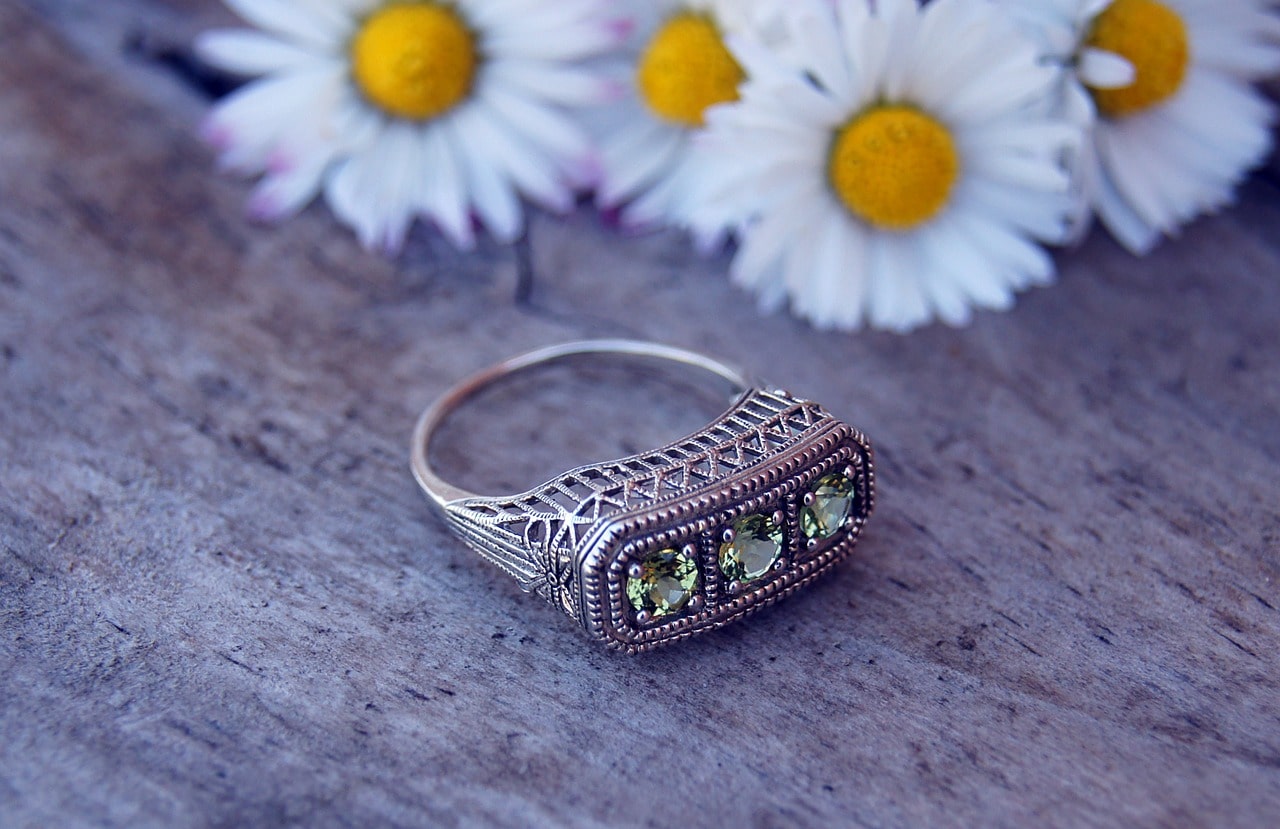 Gold fashion ring with three peridot center stones